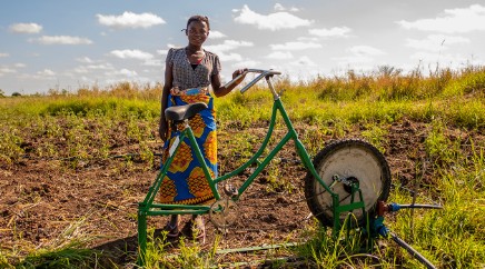 mujer-agricultora-bicibomba-azada-verde mujer-agricultora-bicibomba-azada-verde
